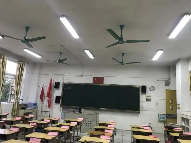 教室灯.webp